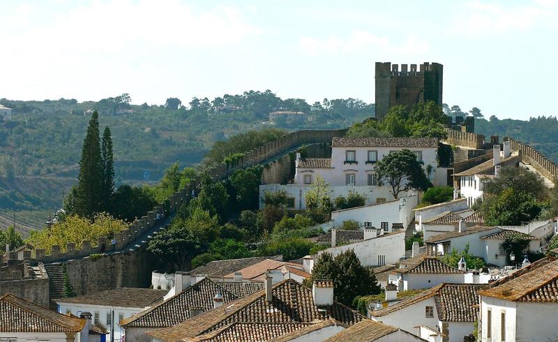 Whitewashed houses and the medieval wall of the town of Óbidos