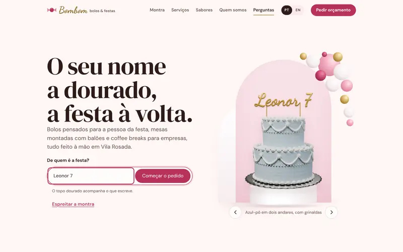 A abertura: o nome escrito aparece no topo dourado do bolo.