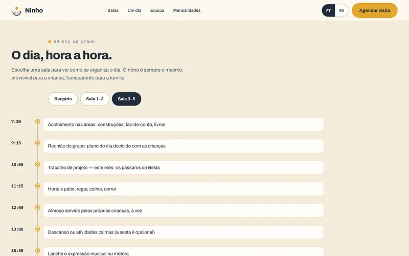 O mesmo dia na sala dos 3–5 anos: projeto, horta e pátio.