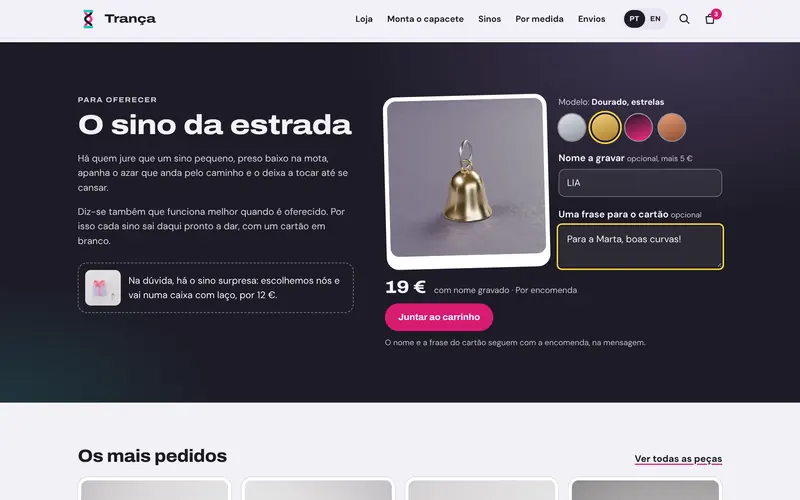 O sino com o nome gravado e o cartão, e o preço a acompanhar.